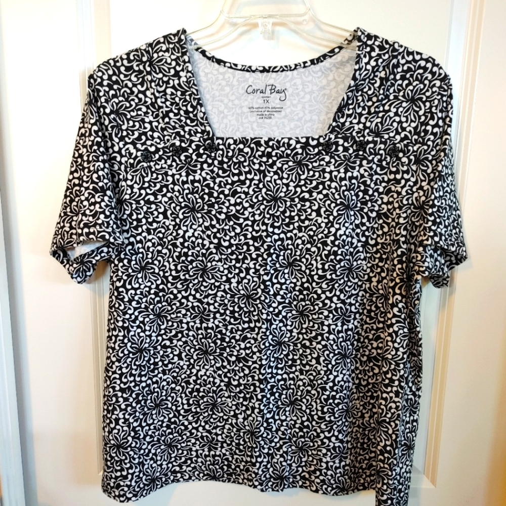 Coral Bay women 1X black & white short sleeves top.
